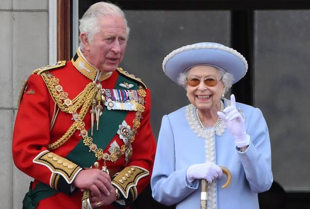 A Rainha Elizabeth II da Grã-Bretanha com o Príncipe Charles, Príncipe de Gales da Grã-Bretanha`a um sobrevôo especial da RAF, como parte das celebrações do jubileu de platina da Rainha Elizabeth II, em Londres, 02/06/2022. A Rainha Elizabeth II da Grã-Bretanha com o Príncipe Charles, Príncipe de Gales da Grã-Bretanha`a um sobrevôo especial da RAF, como parte das celebrações do jubileu de platina da Rainha Elizabeth II, em Londres, 02/06/2022.