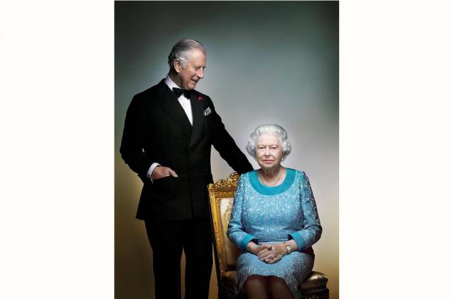 O príncipe britânico Charles posa com sua mãe, a rainha Elizabeth II, na White Drawing Room do Castelo de Windsor, 14/05/2016. O príncipe britânico Charles posa com sua mãe, a rainha Elizabeth II, na White Drawing Room do Castelo de Windsor, 14/05/2016.