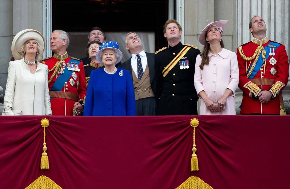Rainha Elizabeth da Grã-Bretanha no Palácio de Buckingham com Camilla, Duquesa da Cornualha, Príncipe Charles, Príncipe Andrew , Príncipe Harry, Príncipe William e Catherine, Duquesa de Cambridge após a cerimônia do Trooping the Color no centro de Londres, em 15/05/2013. Rainha Elizabeth da Grã-Bretanha no Palácio de Buckingham com Camilla, Duquesa da Cornualha, Príncipe Charles, Príncipe Andrew , Príncipe Harry, Príncipe William e Catherine, Duquesa de Cambridge após a cerimônia do Trooping the Color no centro de Londres, em 15/05/2013.