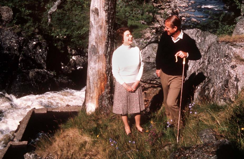 A rainha Elizabeth II da Inglaterra com seu marido, o príncipe Philip, passeando pela propriedade em Balmoral. 05/09/1972. A rainha Elizabeth II da Inglaterra com seu marido, o príncipe Philip, passeando pela propriedade em Balmoral. 05/09/1972.