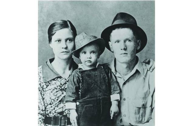 Elvis Presley com 2 anos, entre seus pais Vernon Presley e Gladys Presley, em Tupelo, Mississippi. 1937. Elvis Presley com 2 anos, entre seus pais Vernon Presley e Gladys Presley, em Tupelo, Mississippi. 1937.