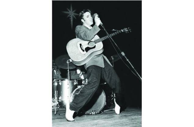 Elvis Presley, durante o show "Live in Miami at the Olympia", Flórida, EUA, em 1956. Elvis Presley, durante o show "Live in Miami at the Olympia", Flórida, EUA, em 1956.