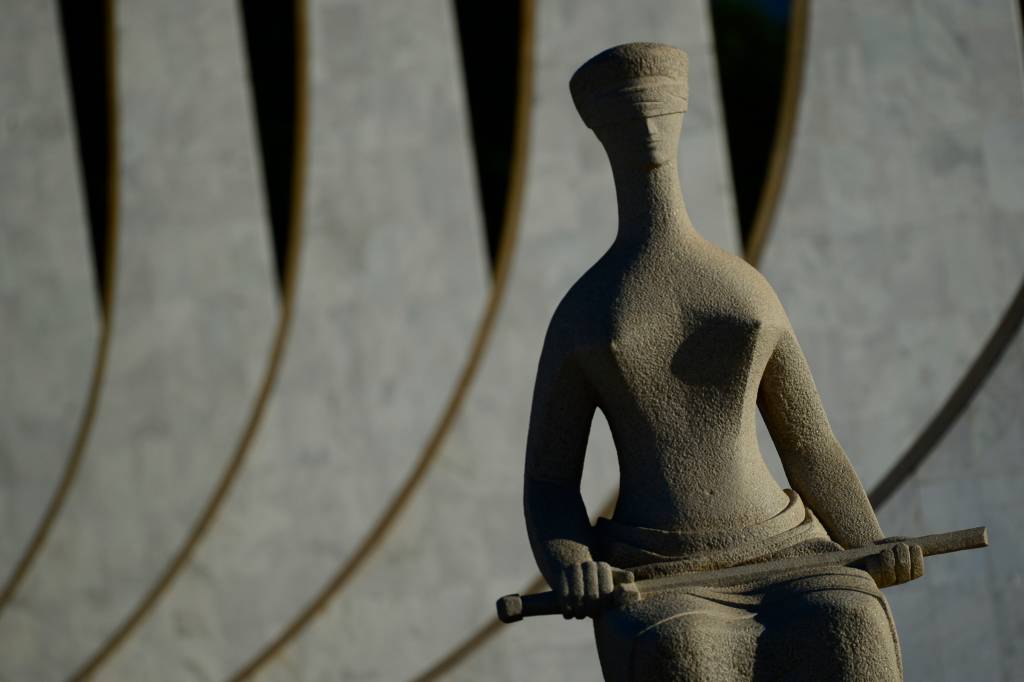 Pesquisa mostra opinião de juízes sobre uso de toga e crucifixo