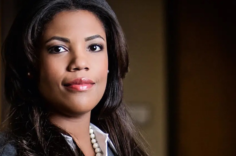 Flávia Lloyd, advogada de imigração brasileira com atuação nos EUA