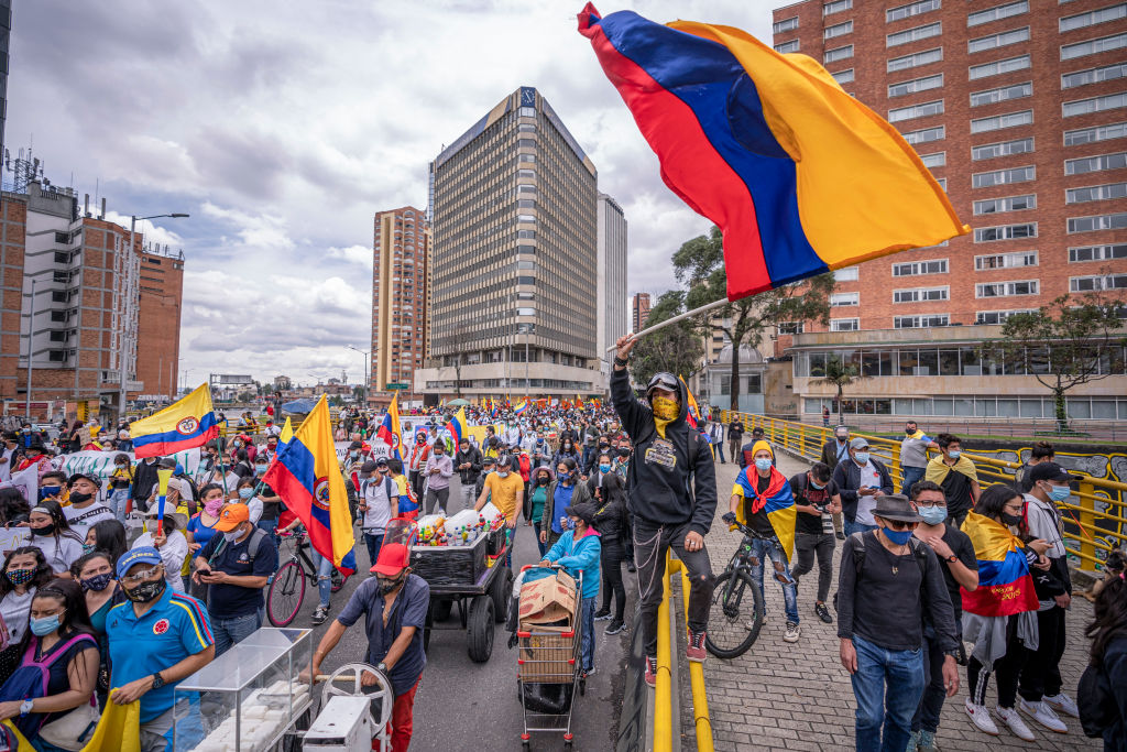 Em 2021, manifestantes foram às ruas criticar o governo da Colômbia; essa insatisfação se apresenta na escolha de dois políticos considerados "outsiders" -