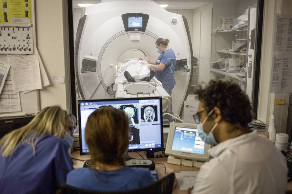 GettyImages-1282918243.jpg DESPERDÍCIOS - Excesso de exames: pedidos em larga escala de médicos e hospitais prejudicam planos -