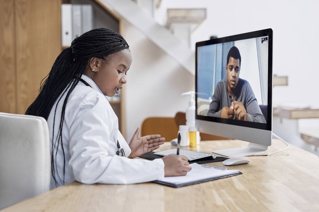 GettyImages-1301544015.jpg A UM CLIQUE - Consulta por telemedicina: conforto desejado e que resolve a maioria dos casos -