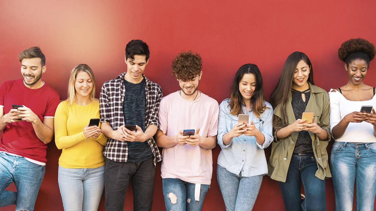 VÍCIO - Jovens com celulares: aparelhos se tornaram onipresentes para as novas gerações -