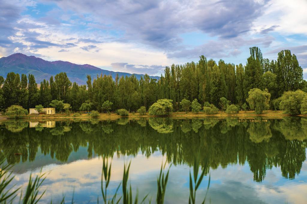 GettyImages-1343390325.jpg O INÍCIO DE TUDO - Lago Issyk-Kul: o plácido local teria sido o ponto de partida -