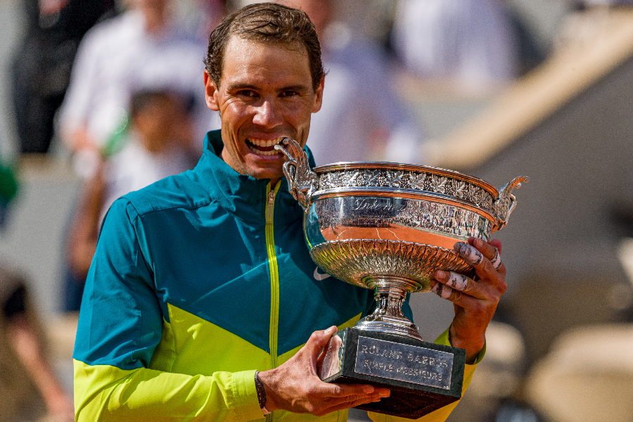 Rafael Nadal com o seu 14º troféu de Roland Garros, conquistado em 2022