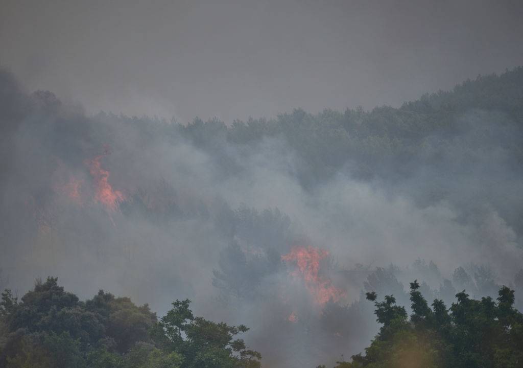 Chamas em um incêndio no distrito de Tafalla, em 18 de junho de 2022, em Ujue, Pamplona, Navarra, Espanha.