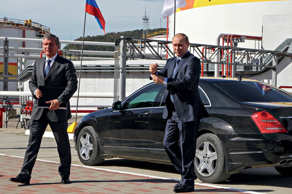 Russian President Putin Visits Tuapse Oil Refinery O INIMIGO - Putin: as vendas continuam -