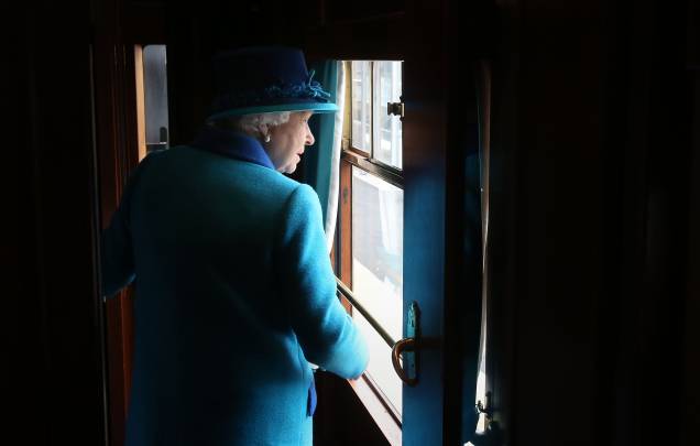 A rainha Elizabeth II viaja em um trem `a vapor para inaugurar uma nova ferrovia, em Tweedbank, Inglaterra. 09/09/2015 . A rainha Elizabeth II viaja em um trem `a vapor para inaugurar uma nova ferrovia, em Tweedbank, Inglaterra. 09/09/2015 .