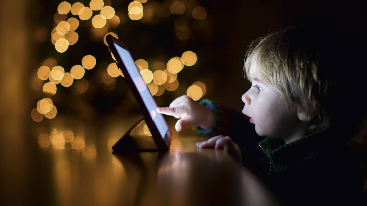 TABLET - Olhar atento: crianças aprendem cedo a usar recursos tecnológicos -