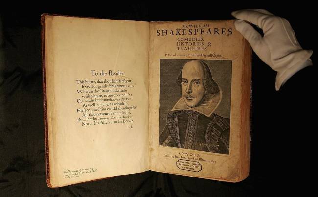 Shakespeare’s First Folio Edition To Be Sold Outro exemplar do First Folio de Shakespeare leiloado pela Sotheby's em 2007 por quase 3 milhões de libras -