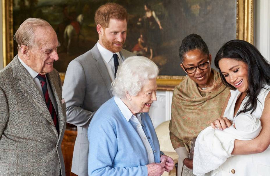 O príncipe britânico Harry e Meghan, duquesa de Sessex, são acompanhados por sua mãe, Dória Ragland, enquanto mostram seu novo filho.<pre id="tw-target-text" class="tw-data-text tw-text-large tw-ta" data-placeholder="Tradução"><span class="Y2IQFc"> </span></pre> O príncipe britânico Harry e Meghan, duquesa de Sessex, são acompanhados por sua mãe, Dória Ragland, enquanto mostram seu novo filho.<pre id="tw-target-text" class="tw-data-text tw-text-large tw-ta" data-placeholder="Tradução"><span class="Y2IQFc"> </span></pre>