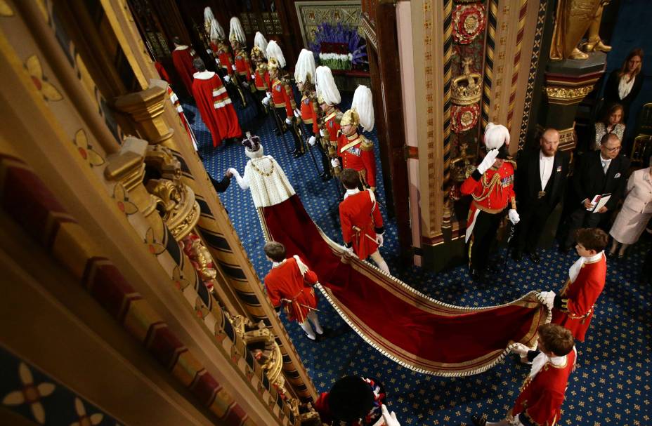 A Rainha Elizabeth II da Grã-Bretanha e o Príncipe Philip, Duque de Edimburgo passam pela Galeria Real durante a Abertura Estadual do Parlamento na Câmara dos Lordes no Palácio de Westminster, em Londres, em 04/05/2014. A Rainha Elizabeth II da Grã-Bretanha e o Príncipe Philip, Duque de Edimburgo passam pela Galeria Real durante a Abertura Estadual do Parlamento na Câmara dos Lordes no Palácio de Westminster, em Londres, em 04/05/2014.