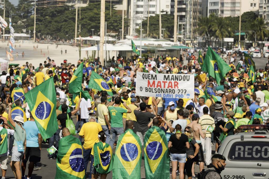 JAIR-BOLSONARO-ADELIO-FACADA-PROTESTO-FAVOR-2020-1-(81).JPG MANDANTE - Manifestantes pró-governo em Copacabana: faixa pede continuidade das investigações sobre atentado -