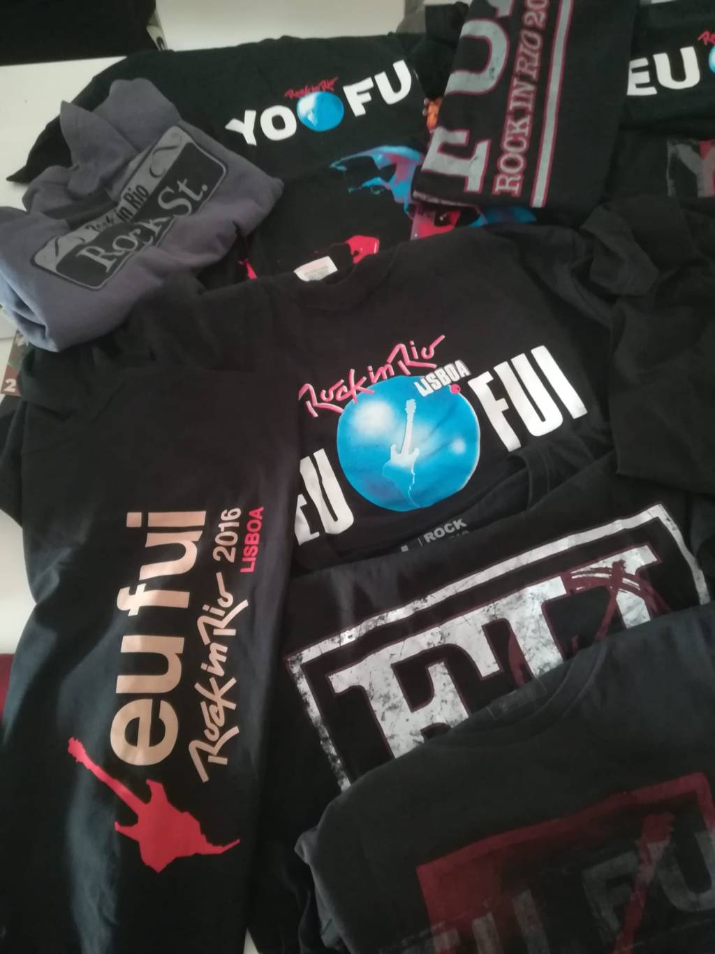 LEO CRUZ COM A COLEÇÃO DE CAMISAS 10 Leonardo Cruz já contabiliza 18 camisas do festival: a cada edição faz questão de comprar uma nova