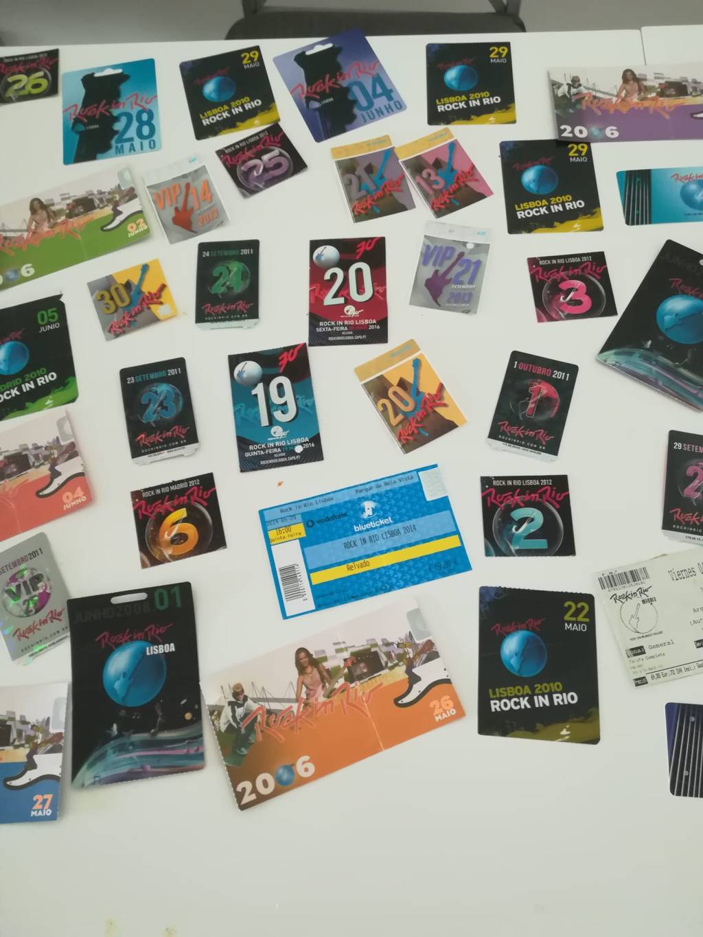 LEO CRUZ COM A COLEÇÃO DE INGRESSOS 12 Prova de que é o fã mais apaixonado: ele guarda todos os bilhetes das edições em que esteve presente