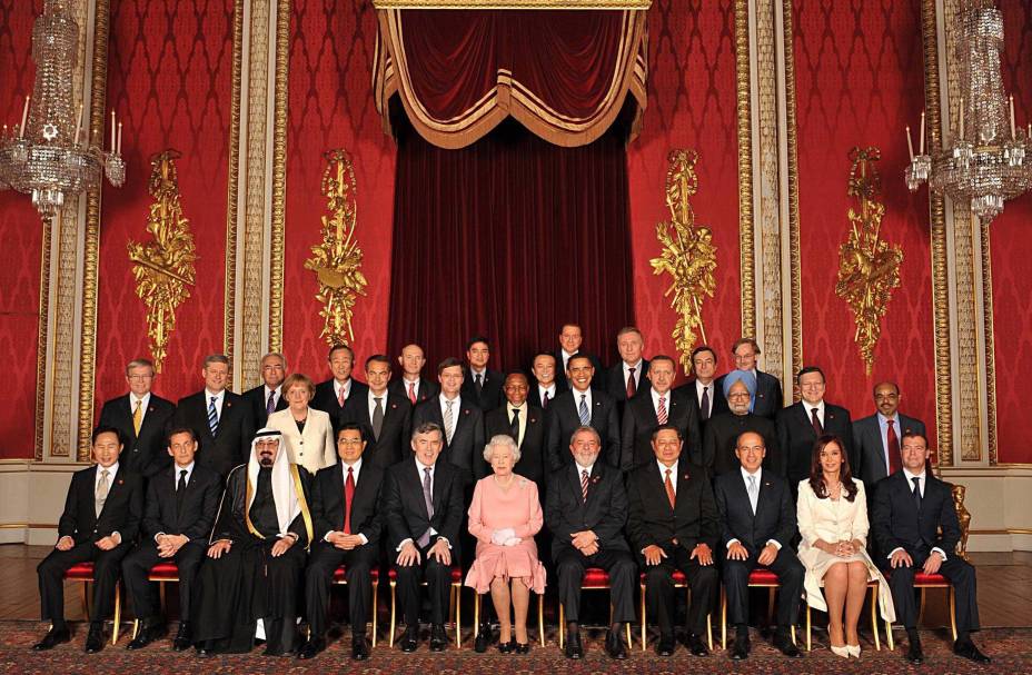 A rainha Elizabeth II com Líderes do G20 reunidos em Londres, 1º/04/2009. A rainha Elizabeth II com Líderes do G20 reunidos em Londres, 1º/04/2009.