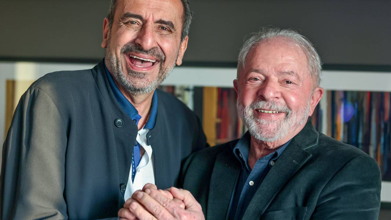 MÃOS DADAS - Kalil e Lula: a união de PT e PSD em Minas dá palanque forte ao petista em um estado considerado chave -