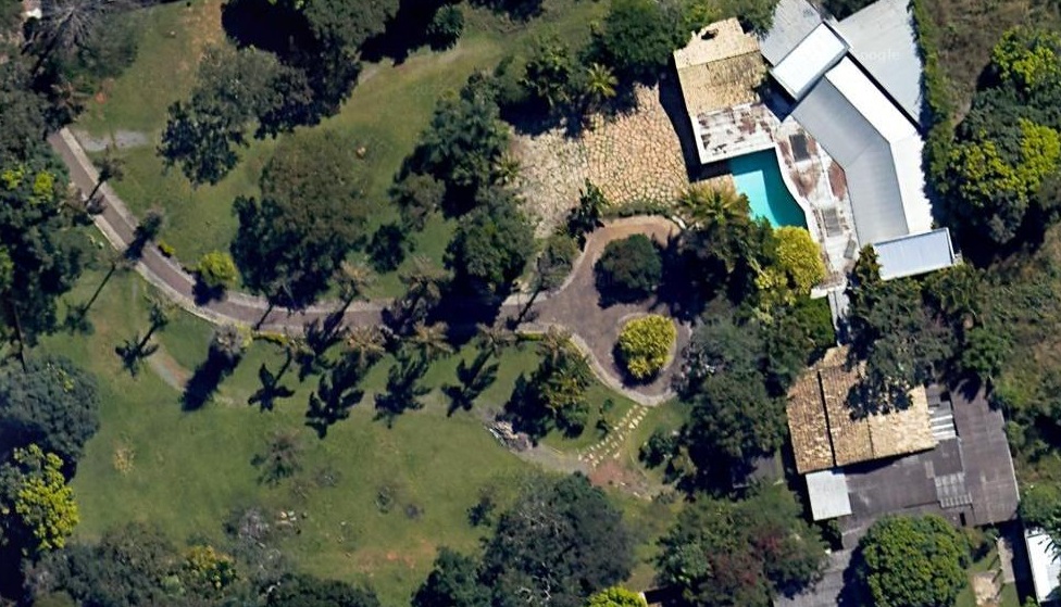 MANSÃO - Espaço conta com área de mais de 10 mil m², piscina, cascatas e salão para 450 pessoas