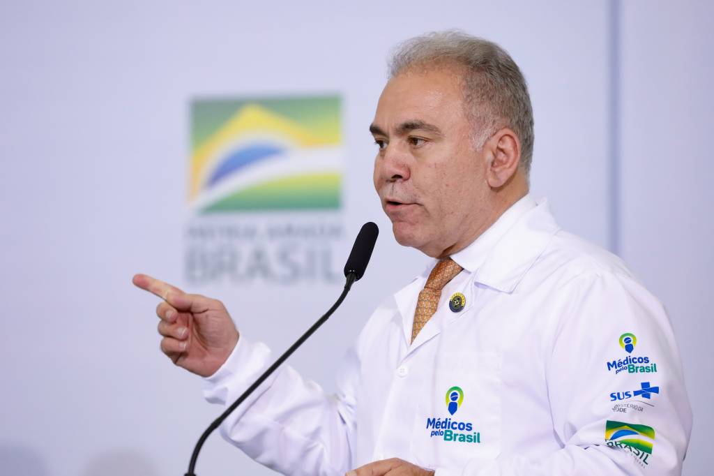 Prefeitos vão cobrar Queiroga por aumento na vacinação da Covid-19