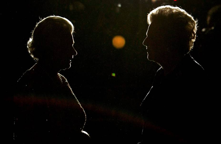 A rainha britânica Elizabeth II é recebida pela ex-primeira-ministra Margaret Thatcher, ao chegar para as comemorações do 80º aniversário de Thatcher no hotel Mandarin em Londres, 13/10/2005. A rainha britânica Elizabeth II é recebida pela ex-primeira-ministra Margaret Thatcher, ao chegar para as comemorações do 80º aniversário de Thatcher no hotel Mandarin em Londres, 13/10/2005.