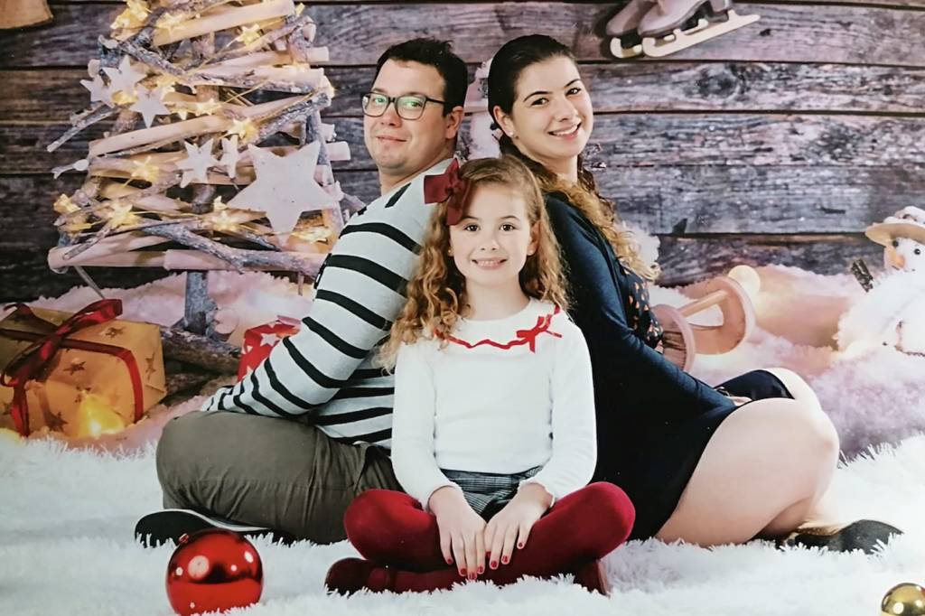 Maria-Carlota-e-Catarina-Cardoso-copy.jpg FALA NOVA - “Oi, gente”: Maria Carlota, 9, repete expressões de seu ídolo, Luccas Neto, meio a contragosto dos pais -