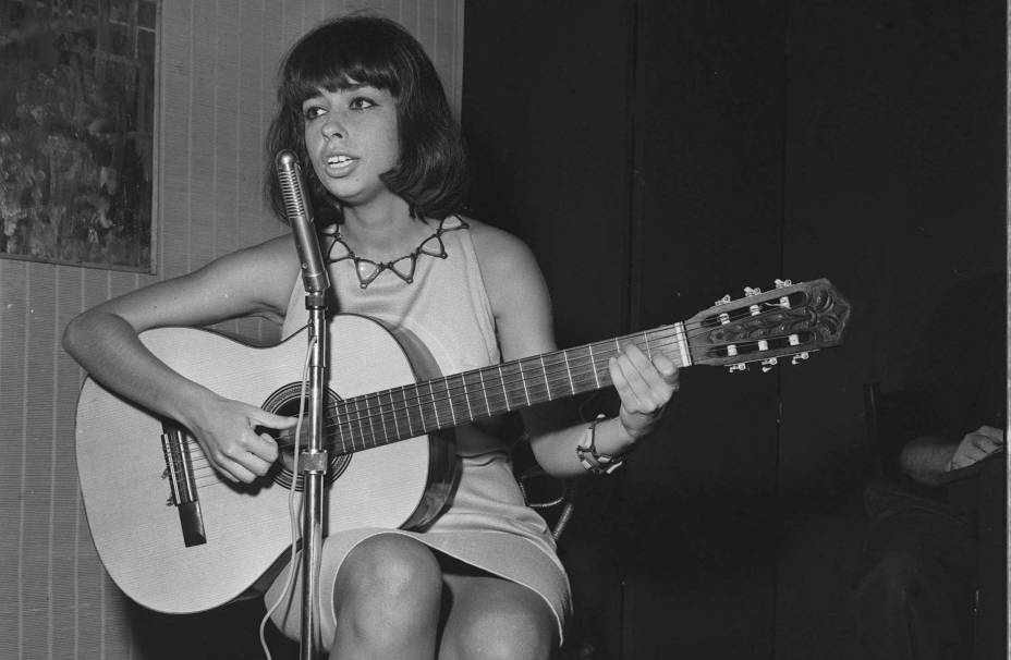 Cantora Nara Leão, em sua casa no Rio de Janeiro, 1963.