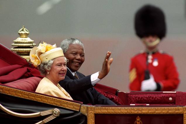 Nelson Mandela, presidente da África do Sul, e a rainha britânica Elizabeth II andando de carruagem ao longo do Mall, em Londres, em 09/07/1996. Nelson Mandela, presidente da África do Sul, e a rainha britânica Elizabeth II andando de carruagem ao longo do Mall, em Londres, em 09/07/1996.