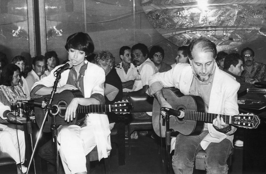 Cantora Nara Leão com o músico e produtor Roberto Menescal.