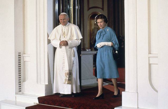 O papa João Paulo II caminha com a rainha britânica Elizabeth II no Palácio de Buckingham, em Londres. 28/05/1982. O papa João Paulo II caminha com a rainha britânica Elizabeth II no Palácio de Buckingham, em Londres. 28/05/1982.