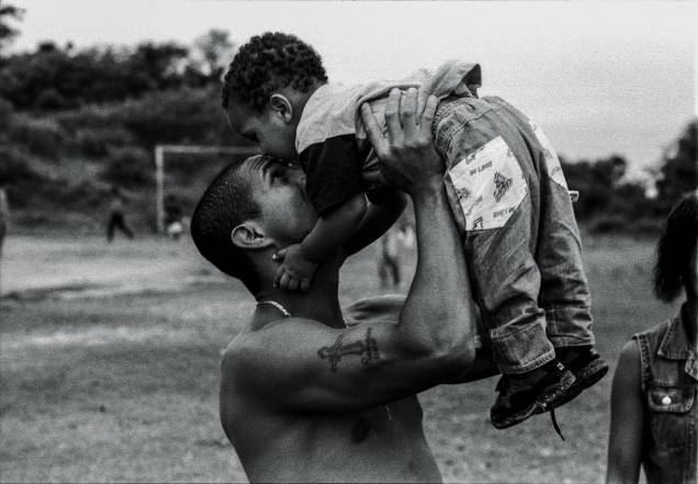 O rapper Mano Brown com o filho Jorge nos braços, anos 90. O rapper Mano Brown com o filho Jorge nos braços, anos 90.