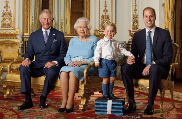 O príncipe britânico Charles, a rainha Elizabeth II, o príncipe George e o príncipe William posam durante uma sessão de fotos do Royal Mail para marcar o 90º aniversário da rainha Elizabeth II, na White Drawing Room no Palácio de Buckingham, em Londres, Grã-Bretanha, 2015. O príncipe britânico Charles, a rainha Elizabeth II, o príncipe George e o príncipe William posam durante uma sessão de fotos do Royal Mail para marcar o 90º aniversário da rainha Elizabeth II, na White Drawing Room no Palácio de Buckingham, em Londres, Grã-Bretanha, 2015.