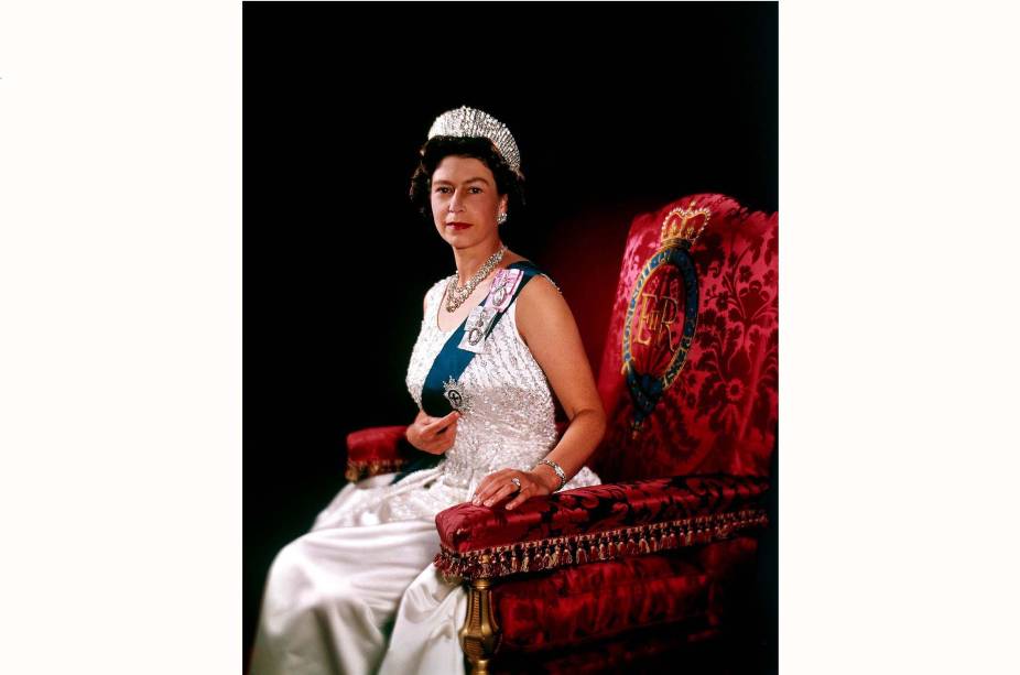 Rainha Elizabeth II retratad, usando o manto oficialmente, em 02/08/1966. Rainha Elizabeth II retratad, usando o manto oficialmente, em 02/08/1966.