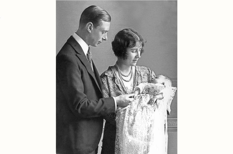 Foto de 1926, Lady Elizabeth Angela Marguerite Bowes-Lyon, filha do 14º Conde de Strathmore, a Duquesa de York, e seu marido, o Príncipe George, Duque de York, seguram sua filha Princesa Elizabeth, futura rainha da Grã-Bretanha. - A rainha Elizabeth II. Foto de 1926, Lady Elizabeth Angela Marguerite Bowes-Lyon, filha do 14º Conde de Strathmore, a Duquesa de York, e seu marido, o Príncipe George, Duque de York, seguram sua filha Princesa Elizabeth, futura rainha da Grã-Bretanha. - A rainha Elizabeth II.