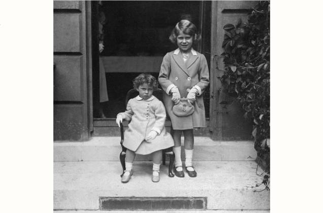 Foto de 1933, a princesa Margaret da Grã-Bretanha e sua irmã mais velha, a futura rainha Elizabeth II da Grã-Bretanha ao trono. Foto de 1933, a princesa Margaret da Grã-Bretanha e sua irmã mais velha, a futura rainha Elizabeth II da Grã-Bretanha ao trono.
