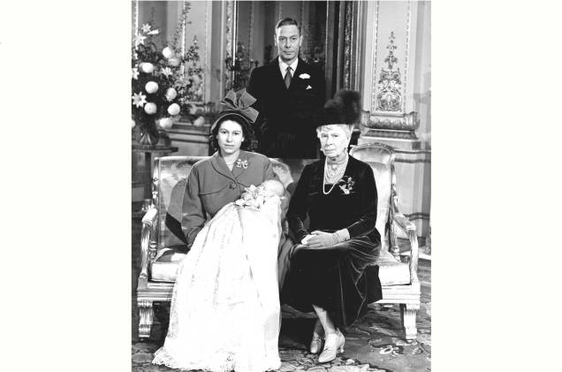15/11/1948, a rainha Elizabeth da Grã-Bretanha fotografada com seu primeiro filho, o príncipe Charles, sua avó, a rainha Mary, e o pai, o rei George VI, no Palácio de Buckingham, no dia de seu batizado. 15/11/1948, a rainha Elizabeth da Grã-Bretanha fotografada com seu primeiro filho, o príncipe Charles, sua avó, a rainha Mary, e o pai, o rei George VI, no Palácio de Buckingham, no dia de seu batizado.