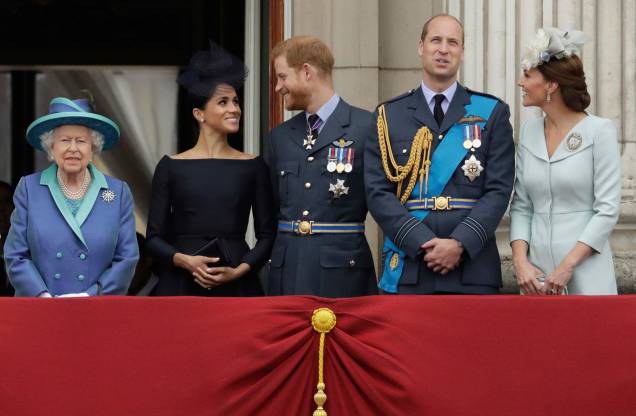 A rainha britânica Elizabeth II ,Meghan, a duquesa de Sussex, o príncipe Harry, o príncipe William e Kate, a duquesa de Cambridge, observam um sobrevôo de aeronaves da Royal Air Force passarem sobre o Palácio de Buckingham em Londres, 10/07/2018. A rainha britânica Elizabeth II ,Meghan, a duquesa de Sussex, o príncipe Harry, o príncipe William e Kate, a duquesa de Cambridge, observam um sobrevôo de aeronaves da Royal Air Force passarem sobre o Palácio de Buckingham em Londres, 10/07/2018.