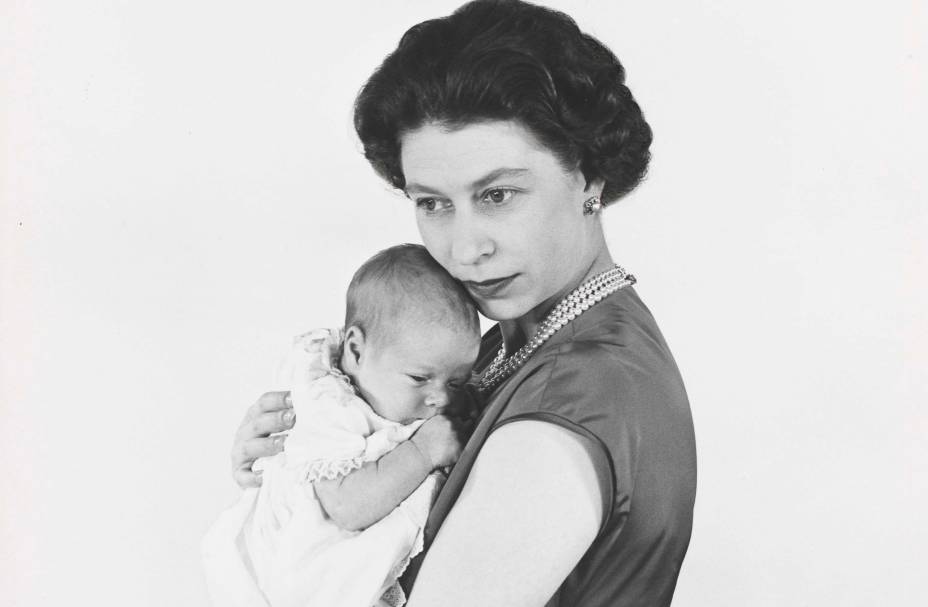 Rainha Elizabeth II com seu filho, príncipe Andrew. Anos 60. Rainha Elizabeth II com seu filho, príncipe Andrew. Anos 60.