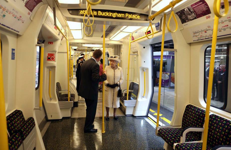 A rainha Elizabeth da Grã-Bretanha fala com um funcionário enquanto inspeciona um metrô durante sua visita à estação de Baker Street, em Londres, em 20 /03/2013. A rainha Elizabeth da Grã-Bretanha fala com um funcionário enquanto inspeciona um metrô durante sua visita à estação de Baker Street, em Londres, em 20 /03/2013.