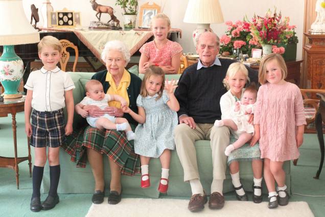 Palácio de Kensington em 14 /04/2021 mostra a rainha britânica Elizabeth II e o príncipe britânico Philip, duque de Edimburgo, com seus bisnetos. Palácio de Kensington em 14 /04/2021 mostra a rainha britânica Elizabeth II e o príncipe britânico Philip, duque de Edimburgo, com seus bisnetos.