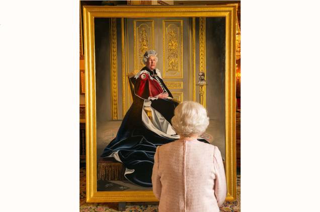 A rainha britânica Elisabeth II, observa sua pintura para à Cruz Vermelha britânica. A rainha britânica Elisabeth II, observa sua pintura para à Cruz Vermelha britânica.