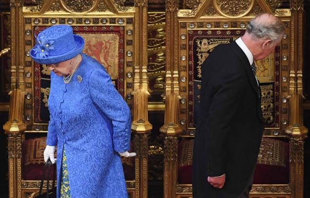 A rainha britânica Elizabeth II e seu filho, o príncipe Charles, de Gales, preparam-se para tomar seus assentos ao chegarem à Câmara dos Lordes durante a abertura estadual do Parlamento nas Casas do Parlamento em Londres, 21/06/2017. A rainha britânica Elizabeth II e seu filho, o príncipe Charles, de Gales, preparam-se para tomar seus assentos ao chegarem à Câmara dos Lordes durante a abertura estadual do Parlamento nas Casas do Parlamento em Londres, 21/06/2017.