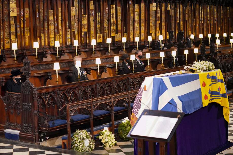 A rainha Elizabeth II durante o velório do corpo do príncipe Philip, duque de Edimburgo, da Grã-Bretanha, durante seu funeral na Capela de São Jorge, no Castelo de Windsor `a oeste de Londres, em 17/04/2021.