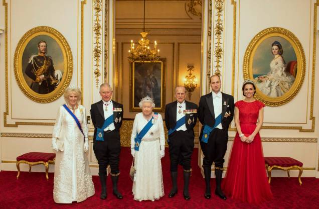 A Duquesa da Cornualha, o Príncipe de Gales, a Rainha Elizabeth II, o Duque de Edimburgo e o Duque e a Duquesa de Cambridge chegam para a recepção noturna anual para membros do Corpo Diplomático no Palácio de Buckingham em Londres, em 08/12/2016. A Duquesa da Cornualha, o Príncipe de Gales, a Rainha Elizabeth II, o Duque de Edimburgo e o Duque e a Duquesa de Cambridge chegam para a recepção noturna anual para membros do Corpo Diplomático no Palácio de Buckingham em Londres, em 08/12/2016.