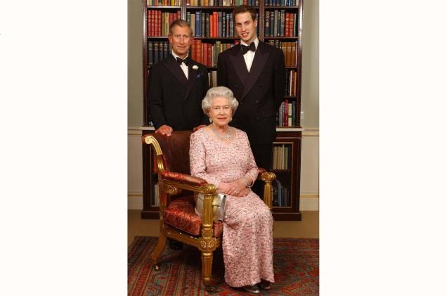 Três gerações da família real britânica - a rainha Elizabeth II, seu filho mais velho, o príncipe de Gales, Charles, à esquerda, e seu filho mais velho, o príncipe William, no Clarence House em Londres, em 02/06/2003. Três gerações da família real britânica - a rainha Elizabeth II, seu filho mais velho, o príncipe de Gales, Charles, à esquerda, e seu filho mais velho, o príncipe William, no Clarence House em Londres, em 02/06/2003.