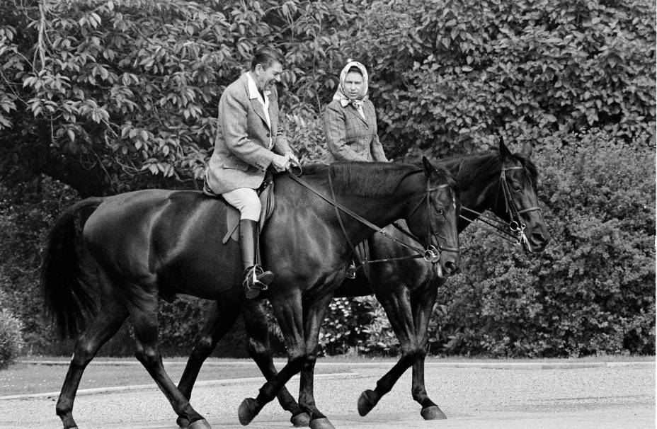 O presidente dos EUA Ronald Reagan e a rainha britânica Elizabeth II, andam `a cavalo nos terrenos do Castelo de Windsor, na Inglaterra. 02/06/1982. O presidente dos EUA Ronald Reagan e a rainha britânica Elizabeth II, andam `a cavalo nos terrenos do Castelo de Windsor, na Inglaterra. 02/06/1982.